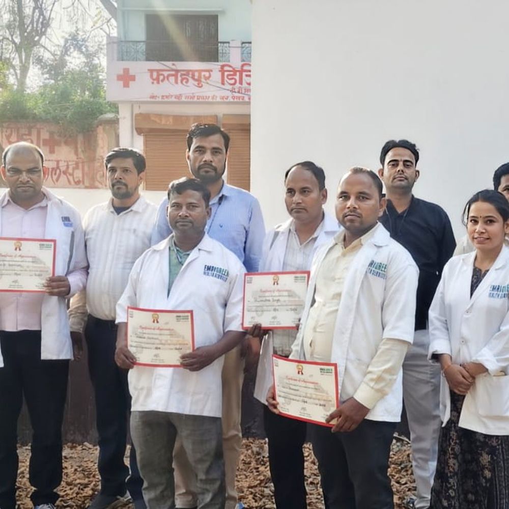 फतेहपुर में EMT डे मनाया गया:108 और 102 एंबुलेंस कर्मचारियों को उत्कृष्ट कार्य के लिए सम्मानित किया गया