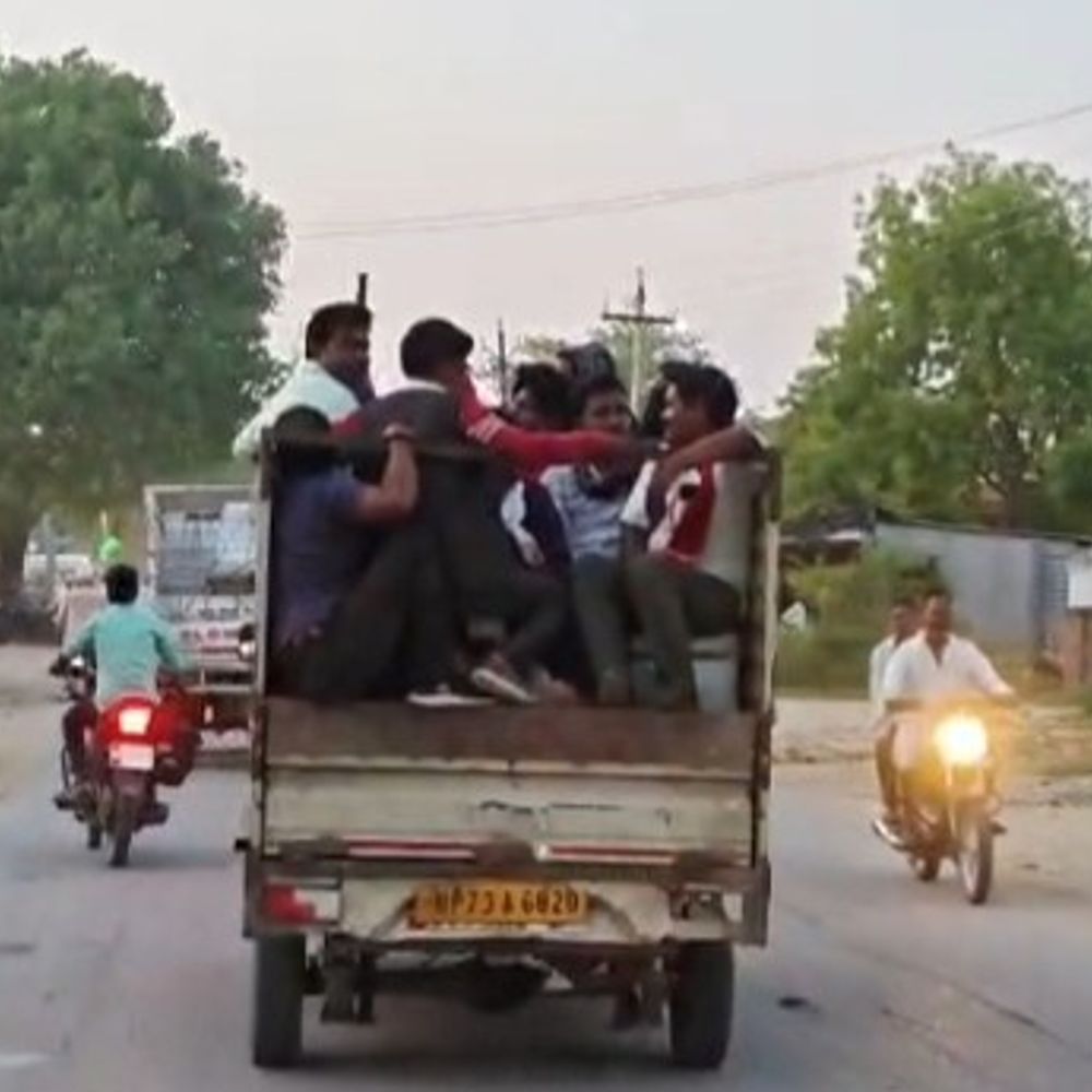 कौशांबी में ओवरलोड वाहन पर पुलिस बनी मूकदर्शक:चेकिंग के दौरान सामने से गुजरे, कोई कार्रवाई नहीं, 10 लोगों की हुई थी हादसे में मौत