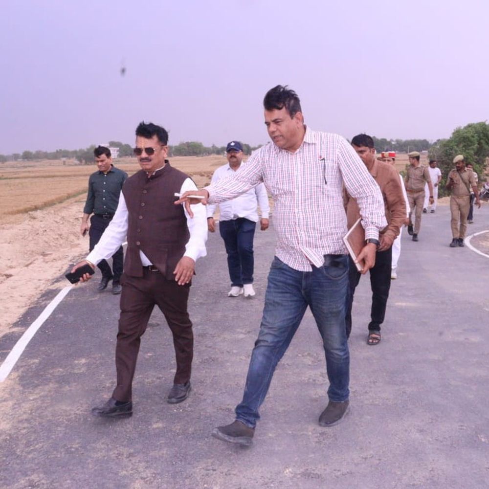 जौनपुर में बसुही नदी पर नया पुल तैयार:जिलाधिकारी ने किया निरीक्षण, ग्रामीणों को आवागमन में मिलेगी सुविधा