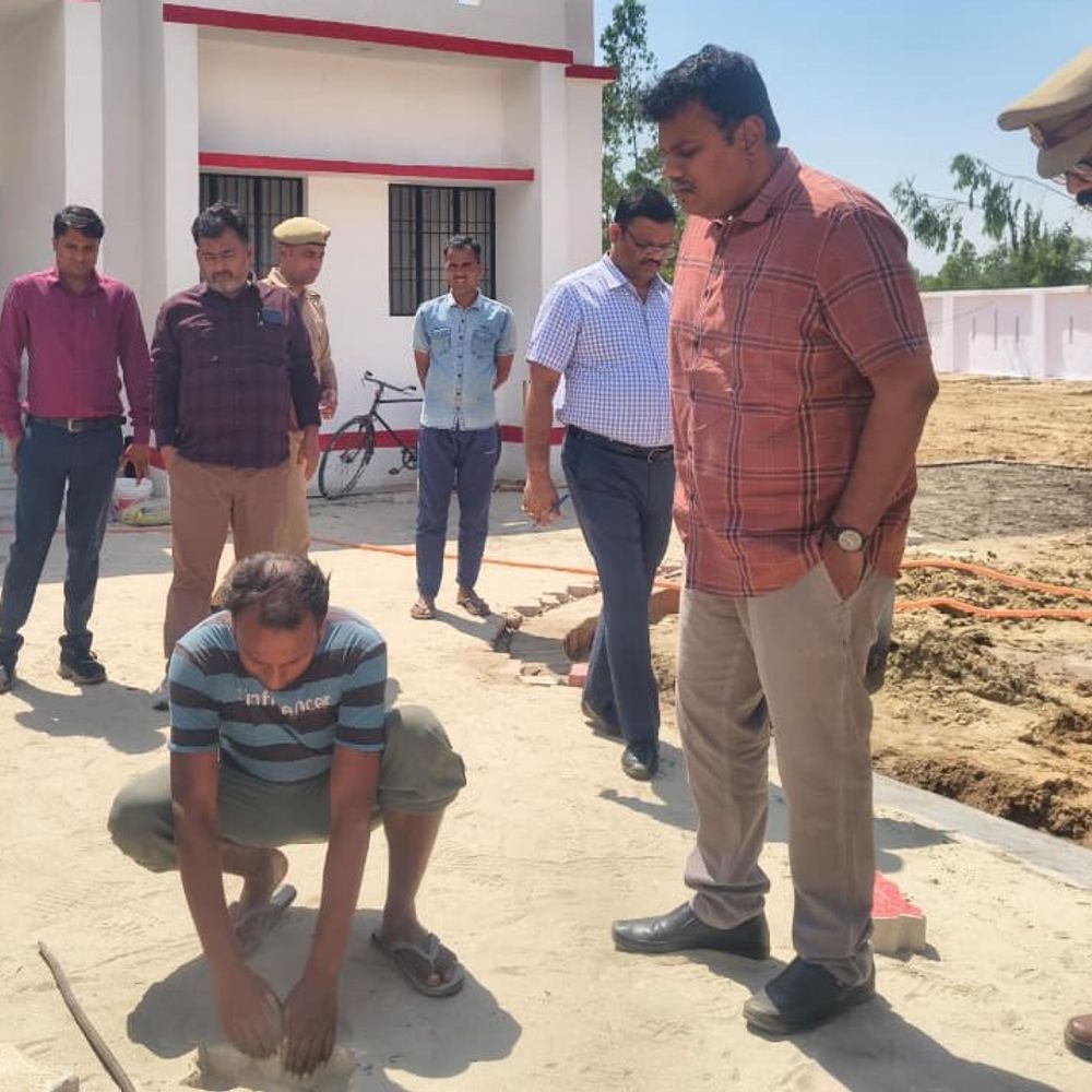 इंटरलॉकिंग उखड़वाकर डीएम ने चेक की रोड की क्वालिटी:खामियां मिलने पर जेई को नोटिस, ठेकेदार के भुगतान में कटौती के निर्देश