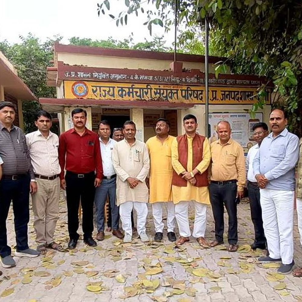 बस्ती में कर्मचारियों का 16 सूत्रीय मांगों पर आंदोलन:परिषद ने 15 दिन में कार्रवाई न होने पर दी चेतावनी