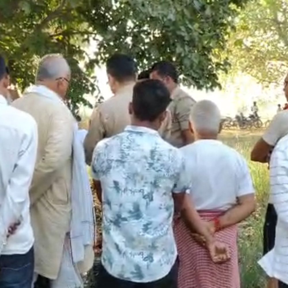 देवरिया में मजदूर ने की आत्महत्या:पारिवारिक विवाद के बाद फांसी लगाई, फंदे से लटका मिला शव