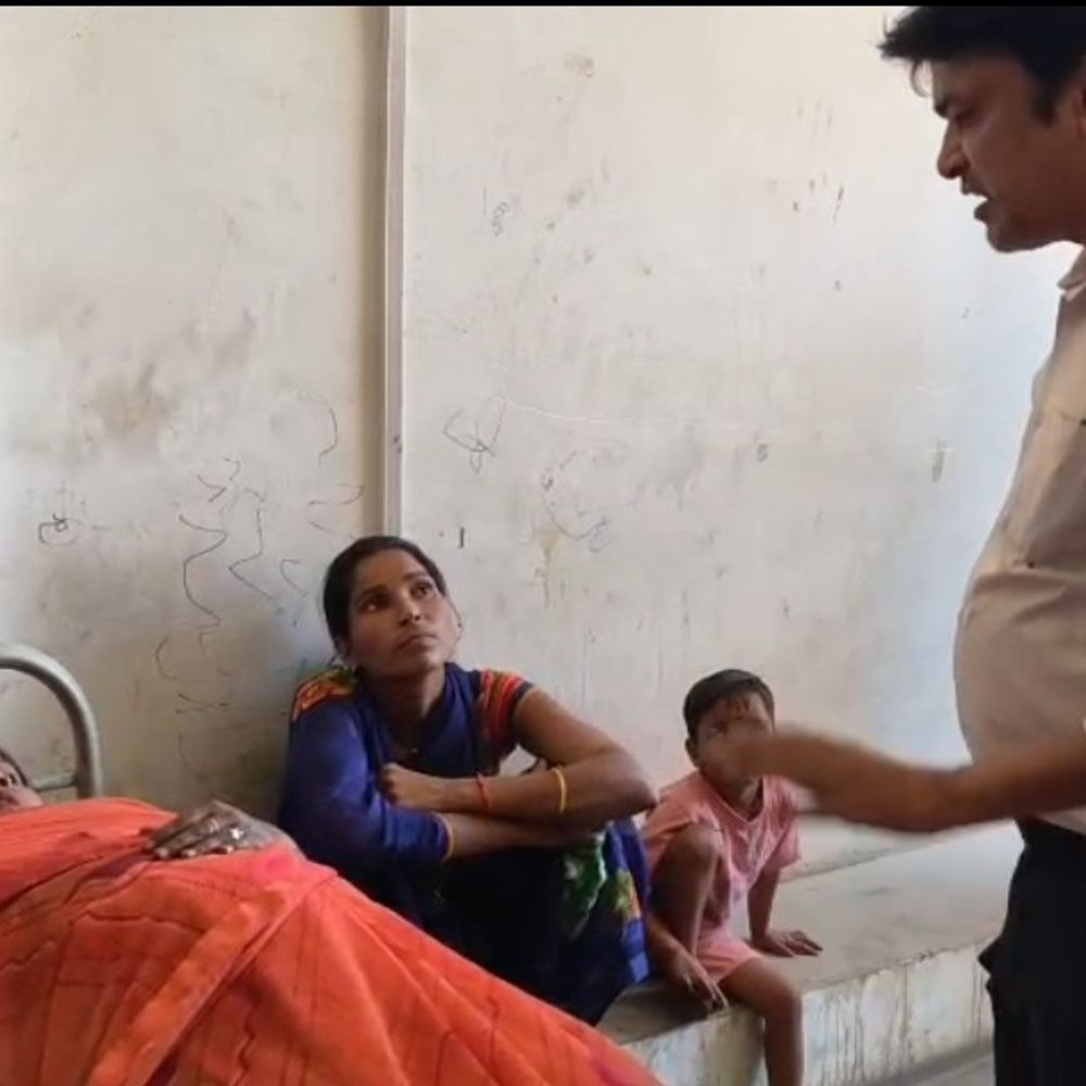 श्रावस्ती में फर्जी क्लिनिक पर स्वास्थ्य विभाग की छापेमारी:बिना डॉक्टर गर्भवती महिलाओं का इलाज, क्लीनिक सीज किया