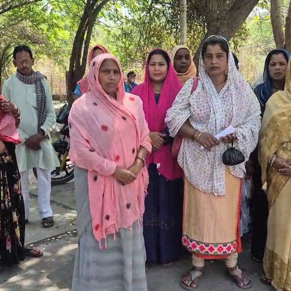 महोबा की कांशीराम कॉलोनी में पानी संकट:पंप ऑपरेटर पर पैसे लेकर सप्लाई का आरोप, कार्यप्रणाली की जांच