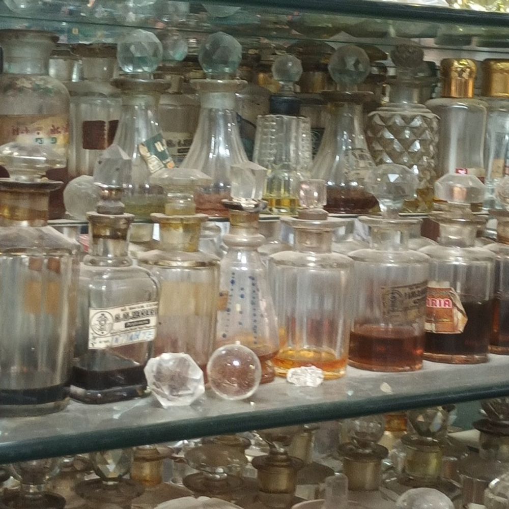 जकारिया परिवार के पास 200 साल पुरानी 'खुशबू':जौनपुर में 1805 में शुरू हुआ था बिजनेस, 7वीं पीढ़ी संभाल रही इत्र कारोबार