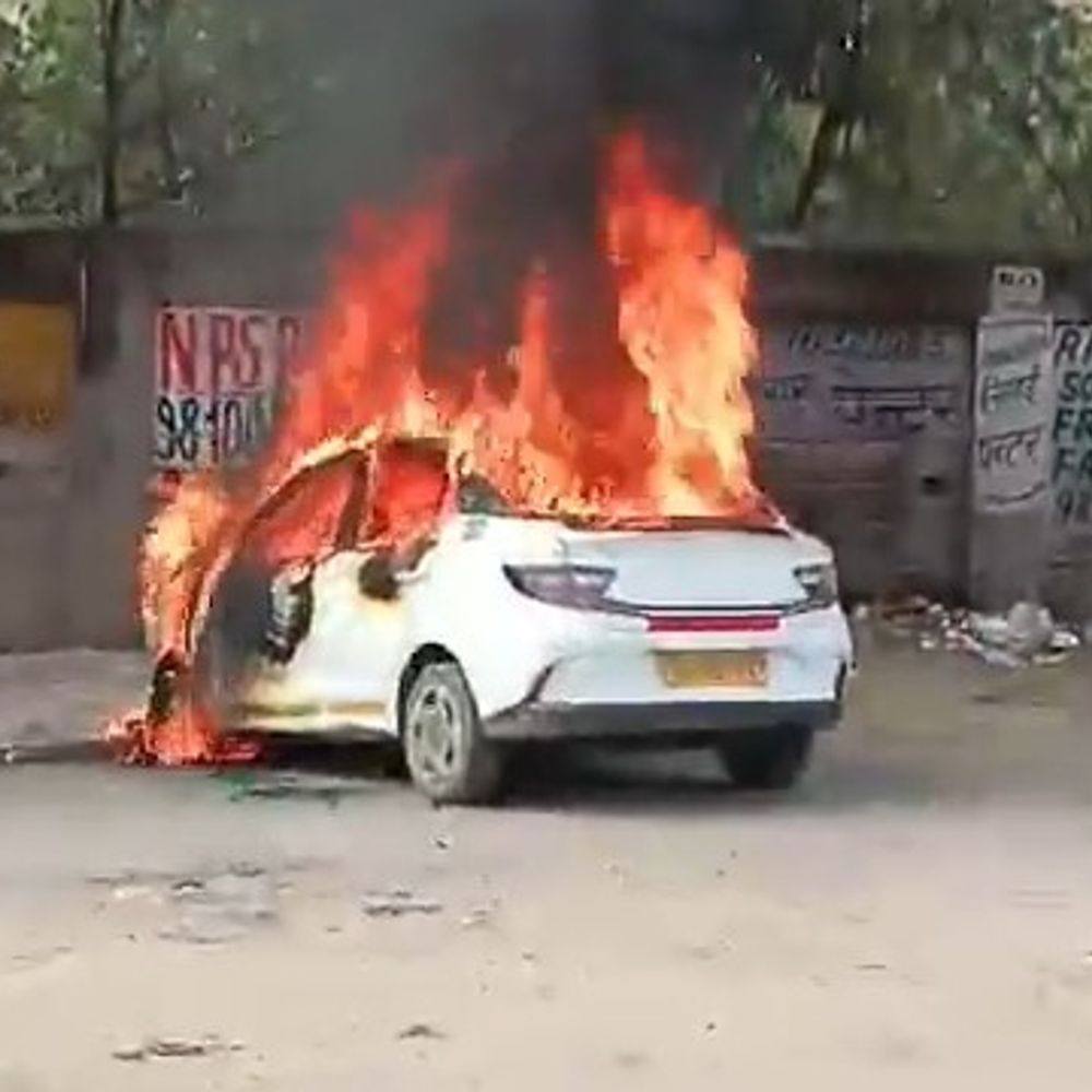 ग्रेटर नोएडा शॉर्ट सर्किट से कार में लगी आग:अचानक बंद हो गई और दोबारा स्टार्ट नहीं हुई, धक्का देने पर जलने लगी