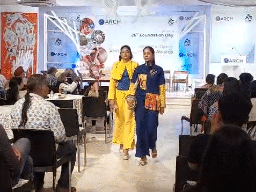 फैशन शो में दिखी वेस्ट मैटेरियल से बनाई ड्रेस:  भारतीय कलाओं को संवारने वाली महिला आर्टिजंस को मिला अवॉर्ड, पारम्परिक कलाओं को मिला मंच – Jaipur News