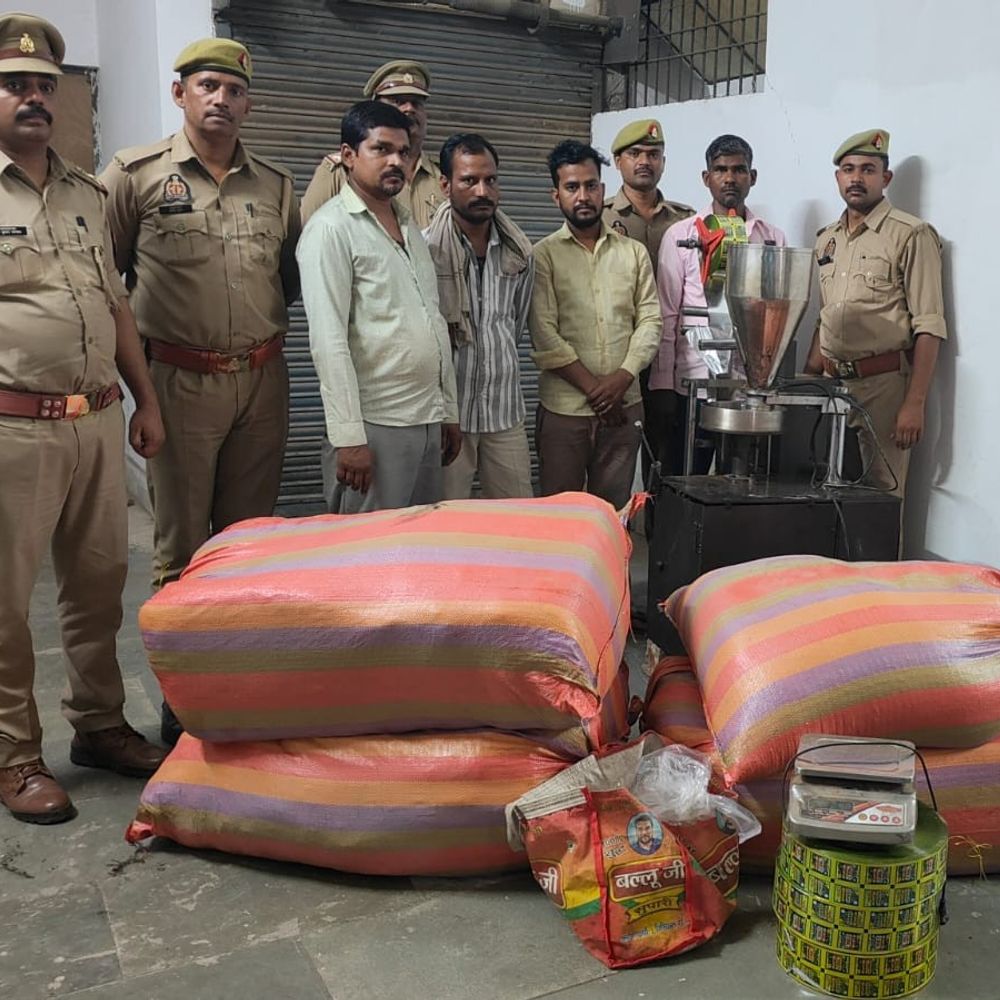 अवैध गुटखा फैक्ट्री पर छापा, 5 लाख का माल जब्त:बांदा पुलिस ने 4 आरोपियों को पकड़ा, गुटखा बनाने की मशीनें बरामद
