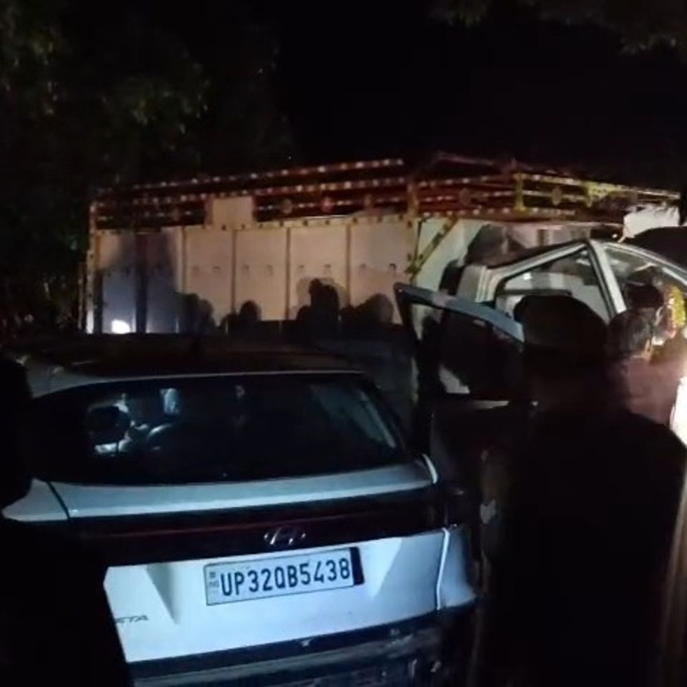 तीन गाड़ियां आपस में भिड़ीं, वाहनों के उड़े परखच्चे:पिकअप चालक गंभीर घायल, पुलिस ने वाहन जब्त किए, हादसे से लगा जाम