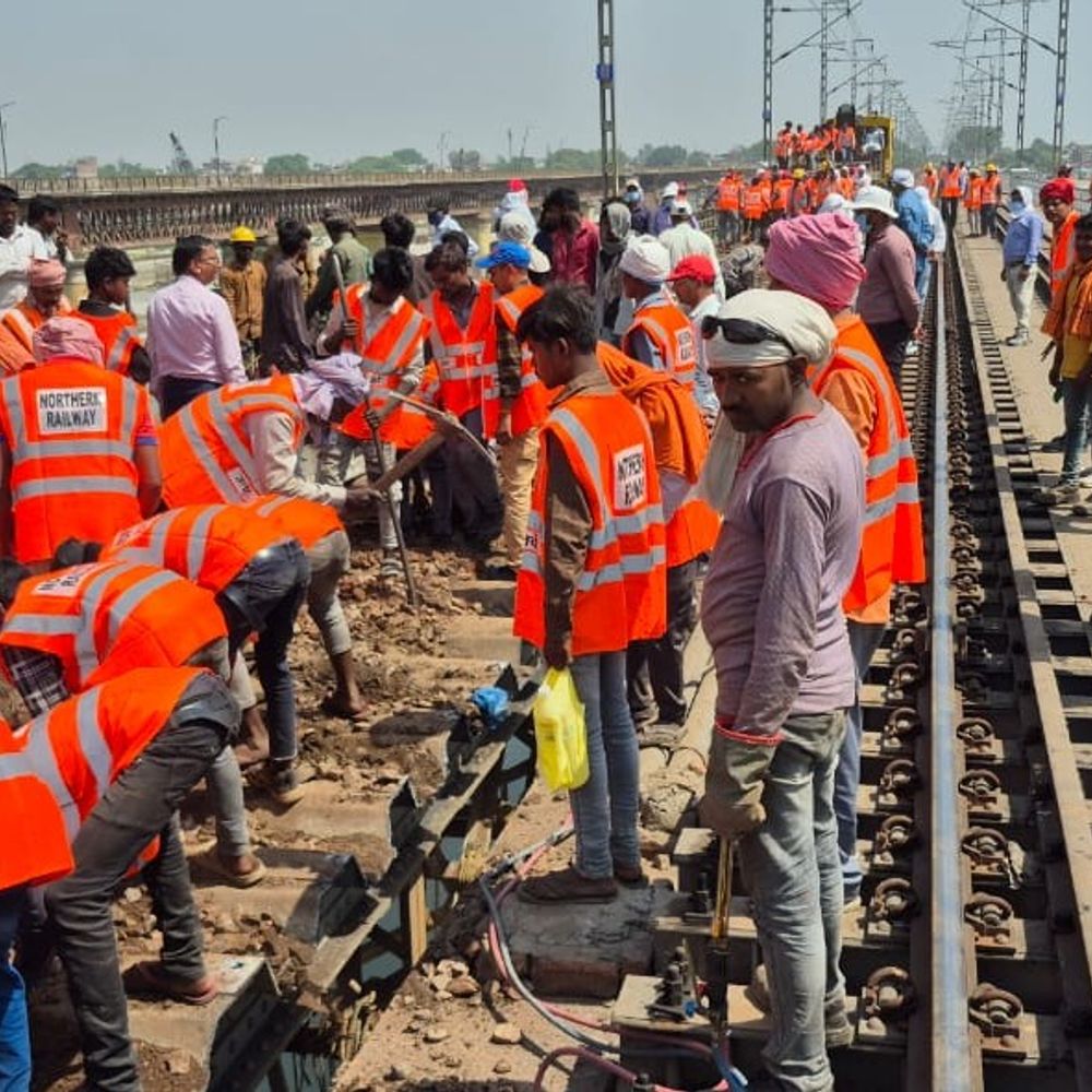 गंगा पुल पर मरम्मत शुरू, 40 स्लीपर बदले:उन्नाव में ट्रेनों की स्पीड बढ़ने की उम्मीद, पुराने ट्रफ और स्लीपर जर्जर