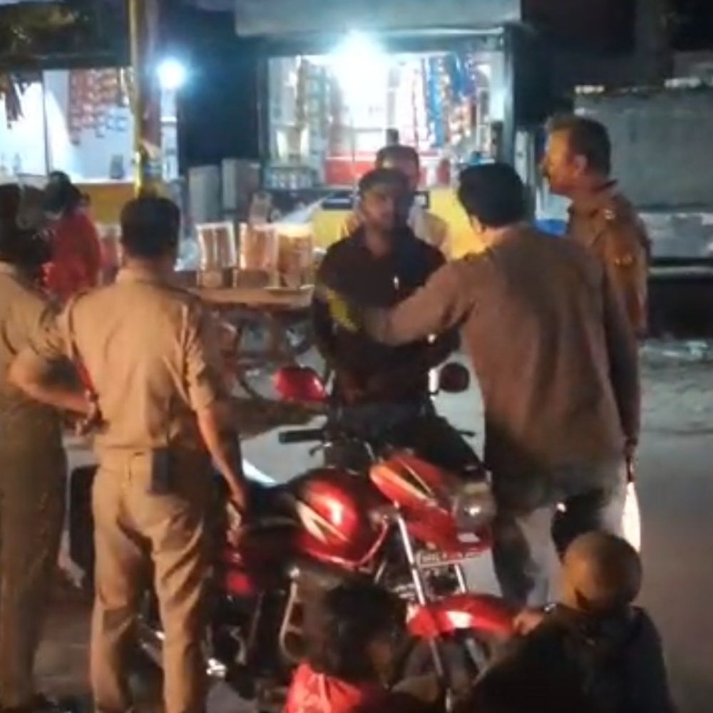 देवरिया में कचहरी रोड पर पुलिस की कार्रवाई:खुलेआम शराब पीने वालों में मची भगदड़, कई वाहन जब्त