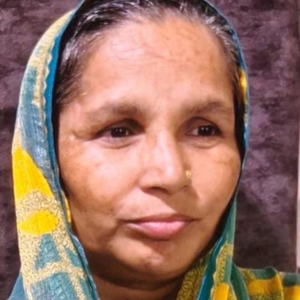 संतकबीरनगर में महिला चपरासी की सड़क हादसे में मौत:मुखलिसपुर चौराहे के पास बाइक ने मारी टक्कर, इलाज तोड़ा दम