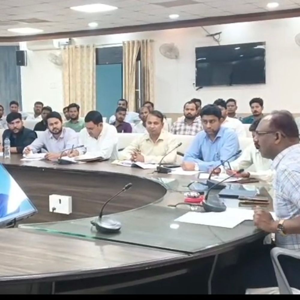 मनरेगा के अपूर्ण कार्य शीघ्र पूरे करने के निर्देश:महराजगंज में जिलाधिकारी ने समीक्षा बैठक में दिए निर्देश