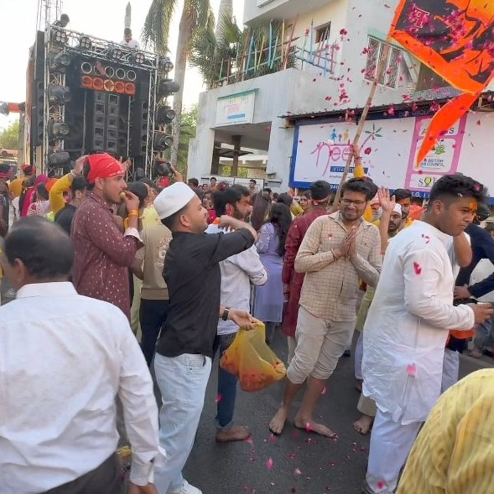 मुस्लिम समाज ने बालाजी शोभायात्रा पर बरसाए फूल:मुजफ्फरनगर में खालिद राव की टीम ने पेश की भाईचारे की मिसाल