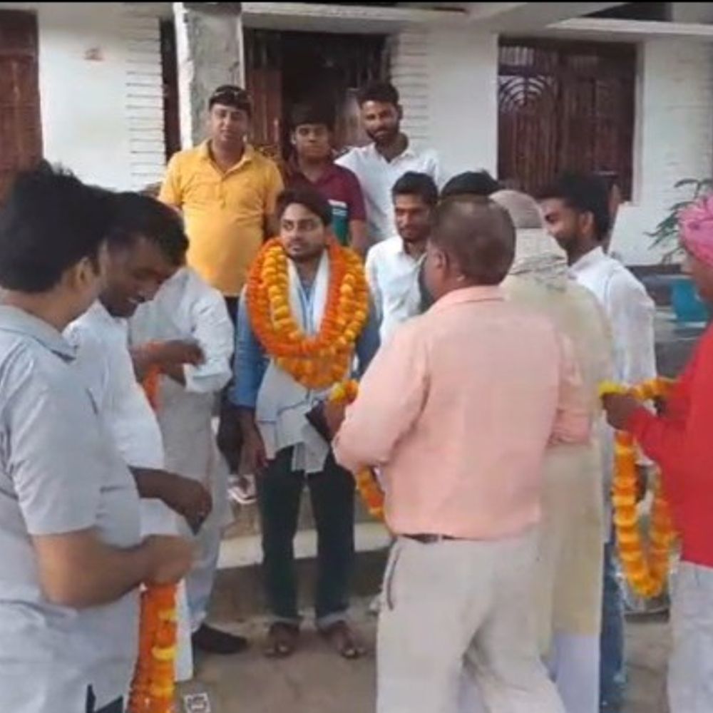 UPPCS में राहुल यादव ने हासिल की 98वीं रैंक:कांग्रेस नेताओं ने किया सम्मानित, जिलाध्यक्ष ने कहा- भदोही जनपद के लिए गर्व का विषय