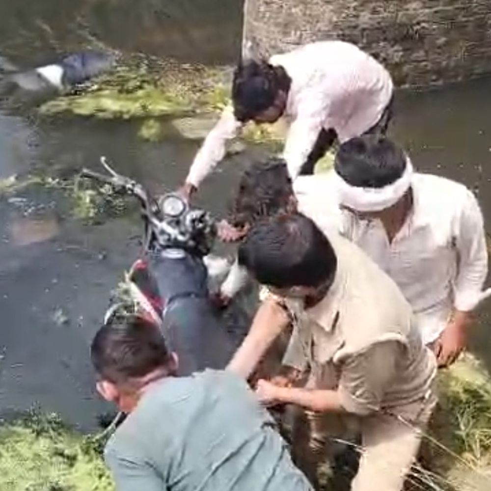 एटा में पुल से नीचे गिरा बाइक सवार:पानी में डूबने से युवक की मौत, ससुराल से लौटते समय हुआ हादसा