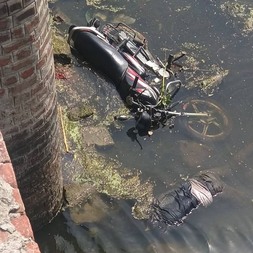 बाइक अनियंत्रित होकर नदी में गिरी, युवक की मौत:एटा में व्यक्ति पानी में पड़ा होने की सूचना क्षेत्रीय लोगों ने पुलिस को दी
