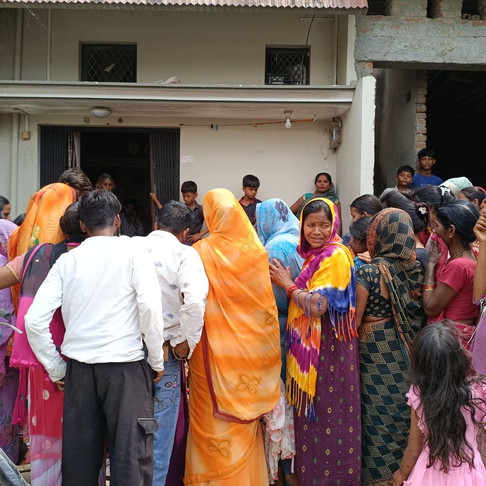 मां को बचाने के प्रयास में बेटे की भी मौत:महाराजगंज में पानी के मोटर से हादसा, खेत से लौटे पिता को घर में मृत मिले दोनों