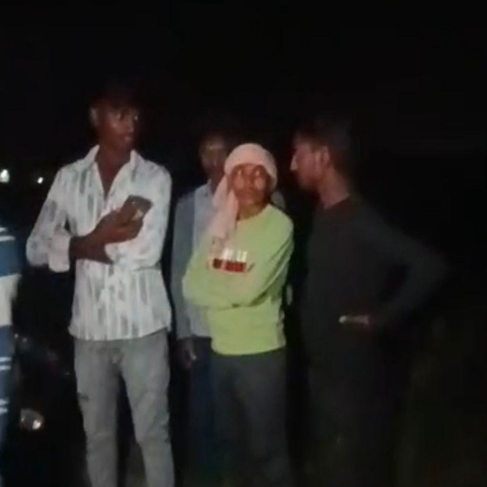 कौशांबी में पिकअप ने बाइक सवार को मारी टक्कर:एक युवक की मौत, दूसरा गंभीर; पुलिस जांच में जुटी