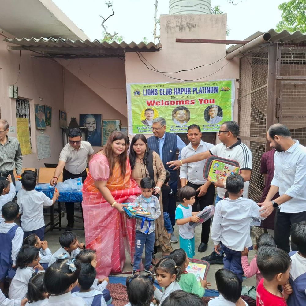 लायंस क्लब हापुड़ ने किया पुस्तक वितरण:गोयना के 180 बच्चों को मिला लाभ, सदस्यों से अपील की