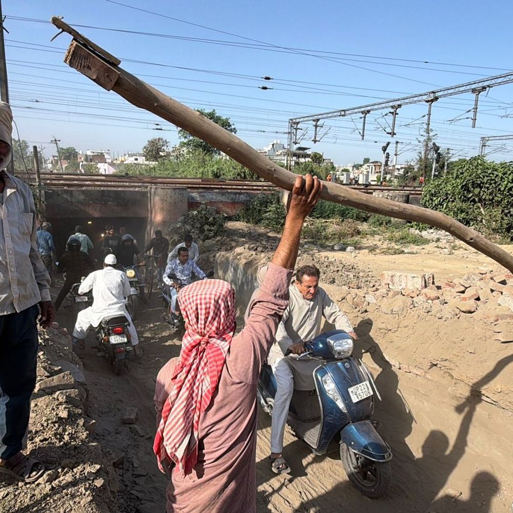 रामपुर में राम रहीम ओवरब्रिज मरम्मत शुरू:रेलवे अंडरपास पर भारी दबाव बढ़ा, जाम और अव्यवस्था से लोग परेशान