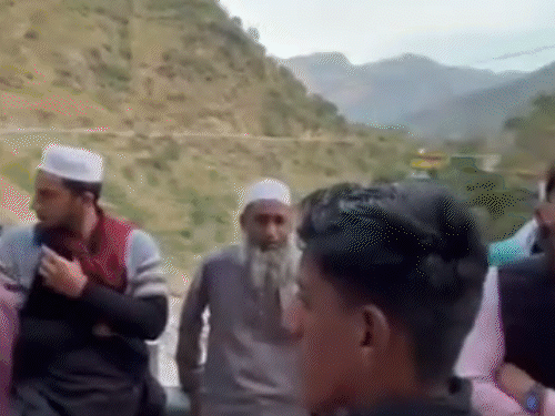 हिमाचल में सड़क पर नमाज़ को लेकर विवाद, VIDEO:  शिमला-सिरमौर बाउंड्री पर तनातनी, दो पक्ष आमने-सामने, ट्रैफिक जाम, पुलिस ने संभाला मामला – Shimla News