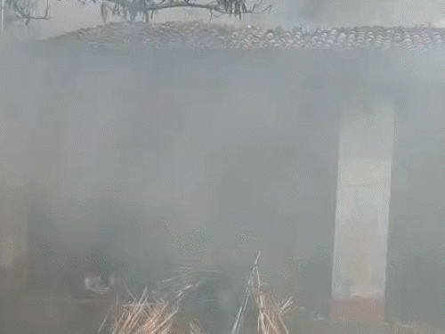 बेगूसराय में आग से से तीन घर जलकर बर्बाद:  डेढ़ लाख कैश समेत 25 लाख से अधिक का नुकसान, दमकल की दो गाड़ियों ने 2 घंटों में पाया काबू – Begusarai News
