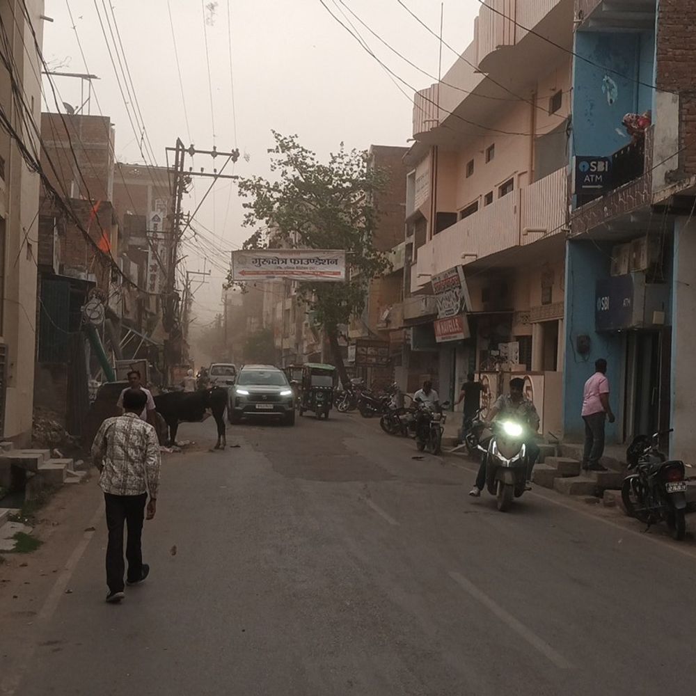 जौनपुर में अचानक बदला मौसम:तेज हवाओं संग हल्की बारिश, रबी फसलों और उपज को खतरा