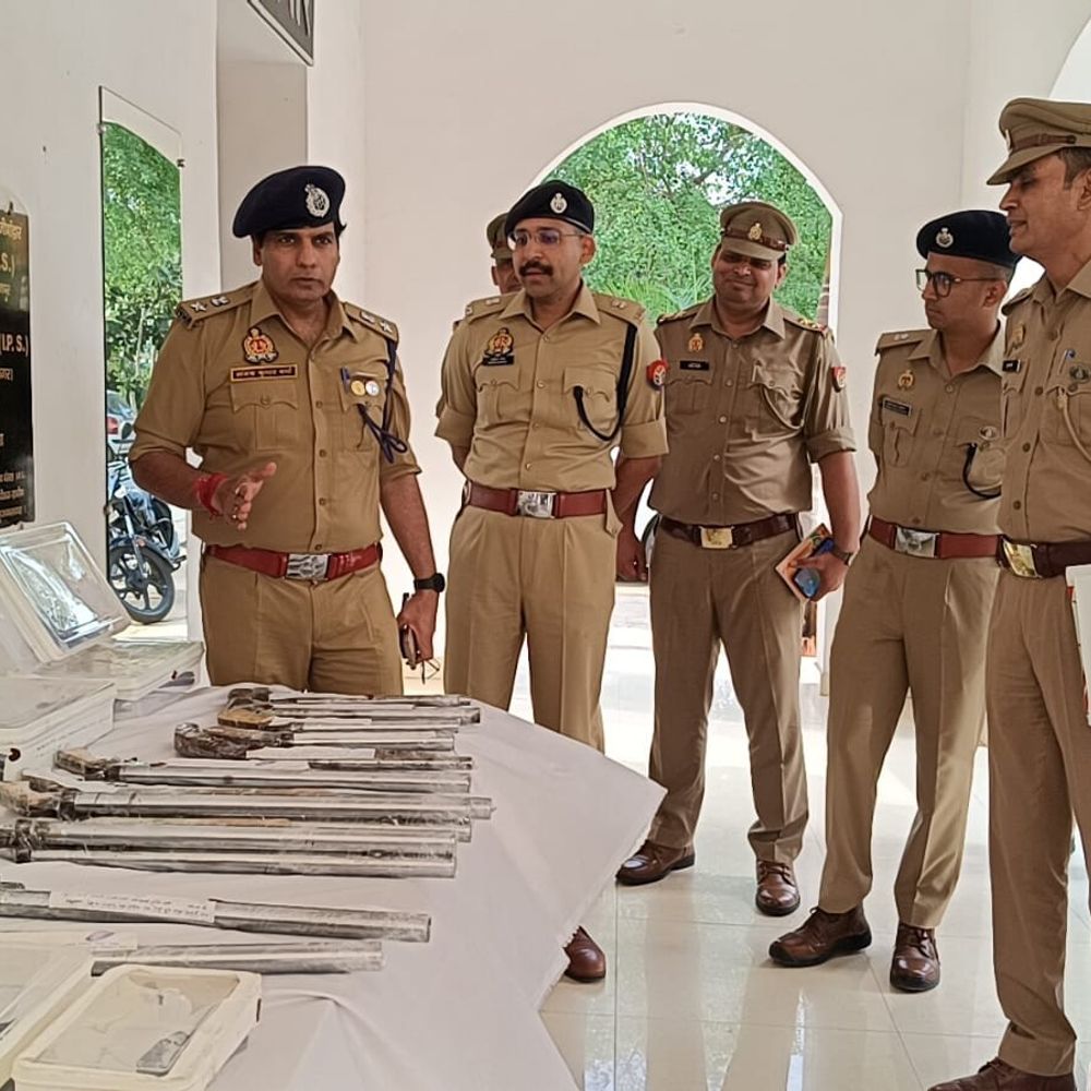 गन्ने के खेत में चल रही थी अवैध शस्त्र फैक्ट्री:पंचायत चुनाव से पहले बन रहे थे हथियार, एक गिरफ्तार, 6 बंदूक, 3 तमंचे मिले