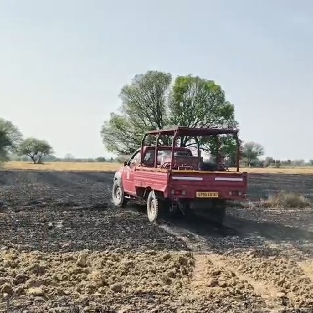 महोबा में 7 बीघा गेहूं की फसल जलकर राख:फायर ब्रिगेड के देरी से पहुंचने पर ग्रामीणों में आक्रोश, प्रशासन से मुआवजे की मांग