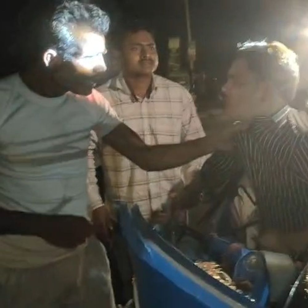 नशे में धुत ई-रिक्शा चालक को भीड़ ने पीटा:सीतापुर पुलिस ने हिरासत में लिया, बेतरतीब ऑटो चलाकर यात्रियों की जान जोखिम में डाली