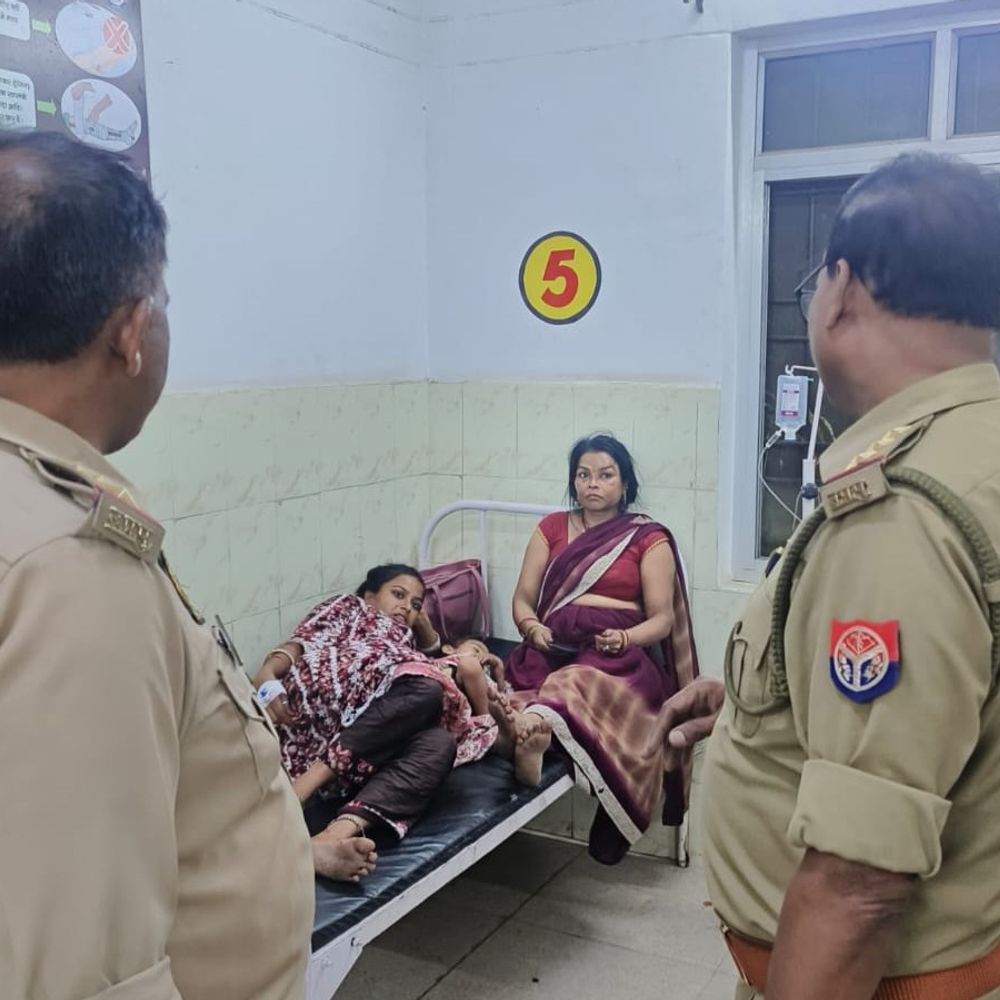 बाराबंकी में पूर्वांचल एक्सप्रेसवे पर डबल डेकर बस पलटी:24 से अधिक यात्री घायल, दिल्ली से मधुबनी जा रही बस लोनी कटरा के पास पलटी