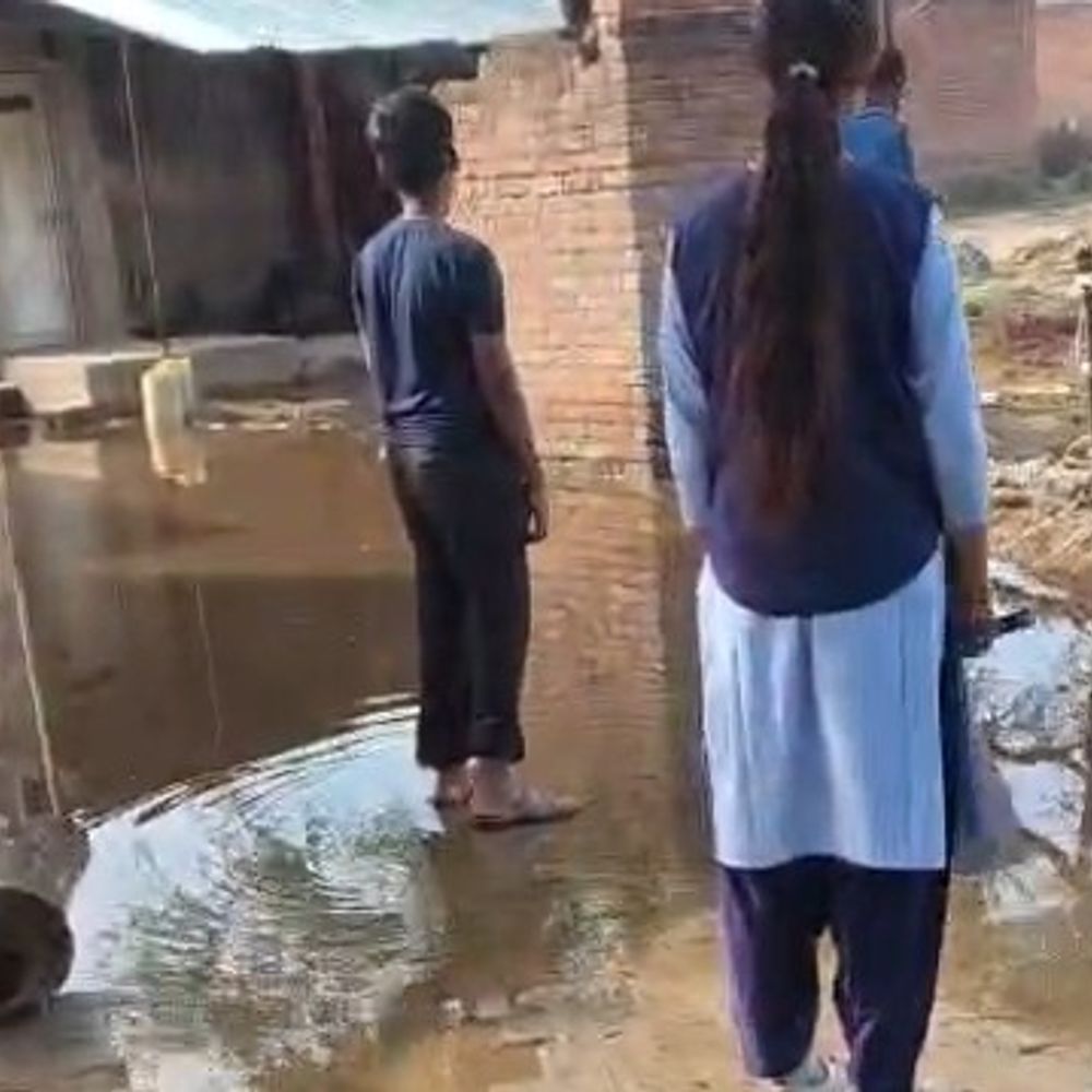 मैनपुरी में नाली नहीं, सड़कों पर भरा गंदा पानी:फसलों को नुकसान, ग्रामीण परेशान, जिलाधिकारी से समाधान की मांग