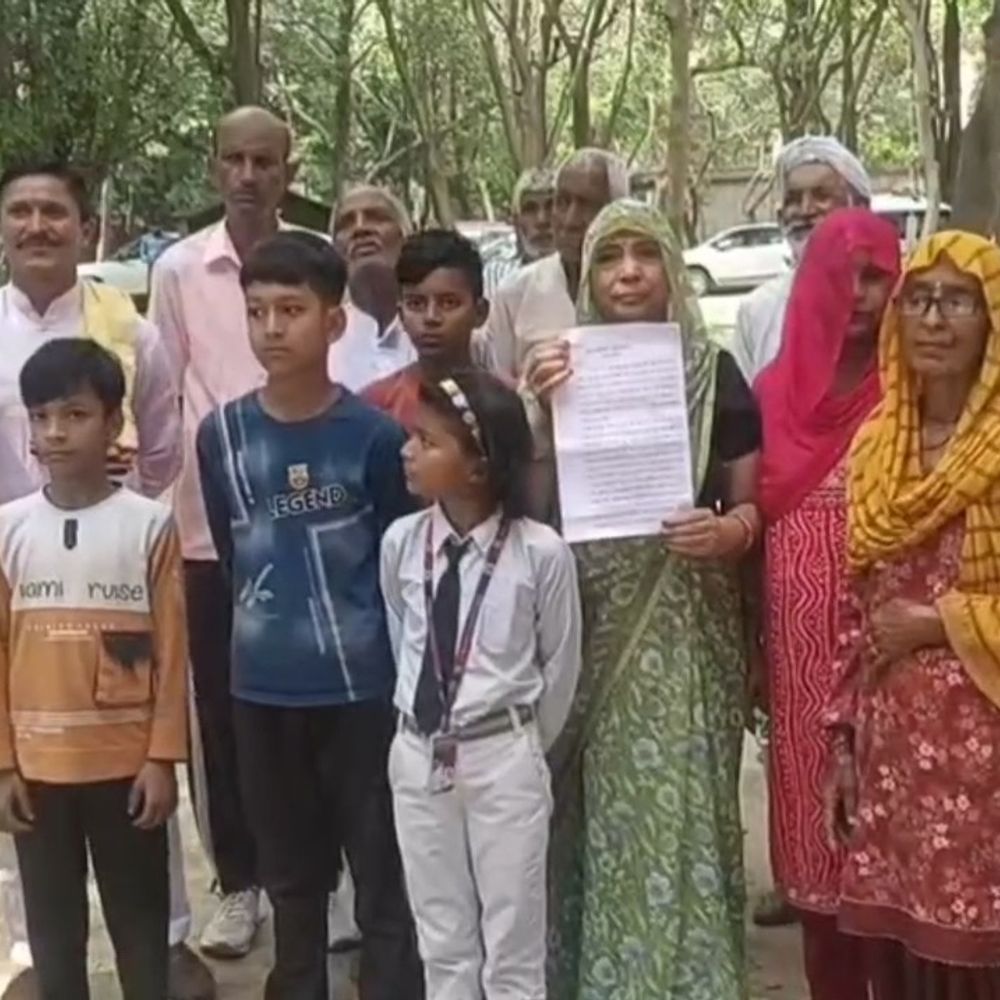 पैतृक मकान पर जबरन मोबाइल टावर लगाने का आरोप:बागपत में पीड़ित ने डीएम से लगाई न्याय की गुहार