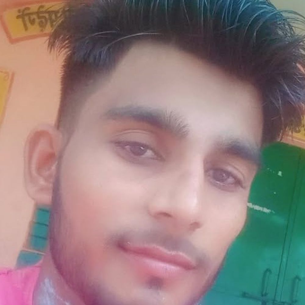 बदायूं में युवक की करंट लगने से मौत:पेड़ पर जड़ी-बूटी लेने चढ़ा था, परिजनों ने दुकान मालिक पर लगाया आरोप