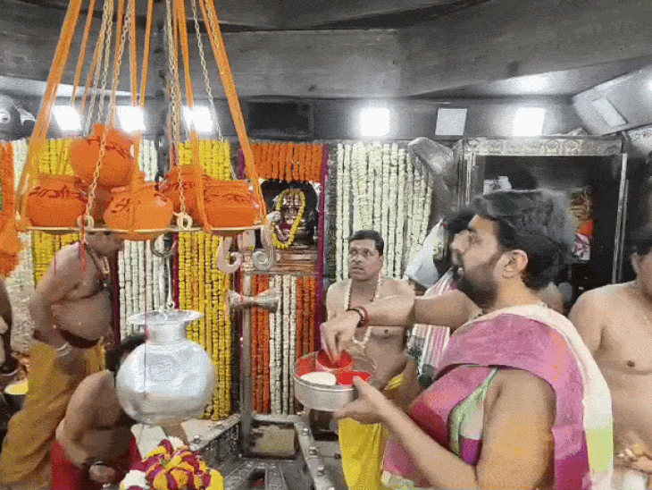 भगवान महाकाल को आज से ठंडे पानी की जलधारा अर्पित:  11 कलशों से बह रही शीतल धारा, गंगा-नर्मदा के जल से महाकाल का 29 जून तक होगा अभिषेक – Ujjain News