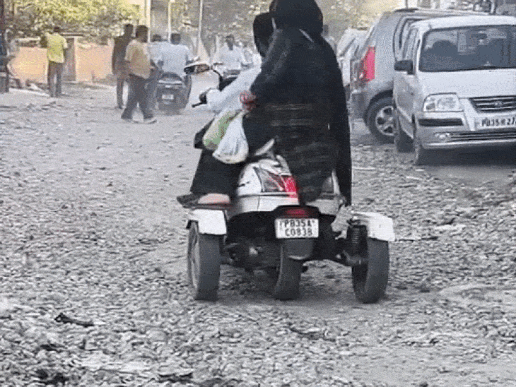 पठानकोट के लोगों को 2 महीने और खाने होंगे हिचकोले:  सड़कें उखाड़ीं, नहीं मिली पेमेंट तो ठेकेदार ने रोके साढ़े 8 करोड़ के विकास कार्य, अब 2 महीने करना होगा इंतजार – Pathankot News