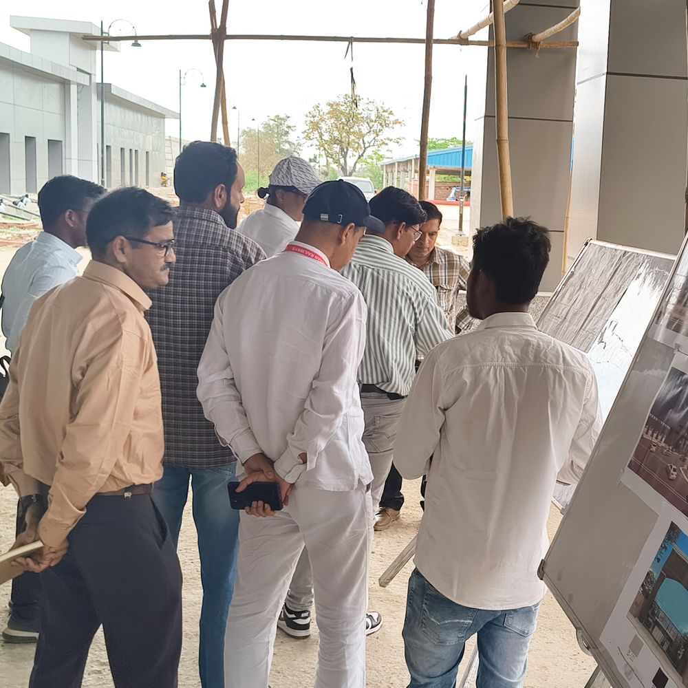 गौरीगंज स्टेशन पर निर्माण कार्य का निरीक्षण:चीफ प्रोजेक्ट मैनेजर का दिव्यांग की सुविधाओं पर फोकस, कहा- क्वालिटी का ध्यान रखें