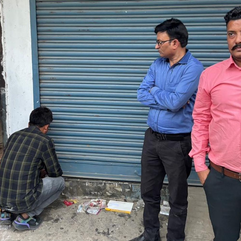 सिद्धार्थनगर में दो अवैध पैथोलॉजी सेंटर सील:अवैध संचालक फरार, मजिस्ट्रेट ने ताला तोड़कर जांच की