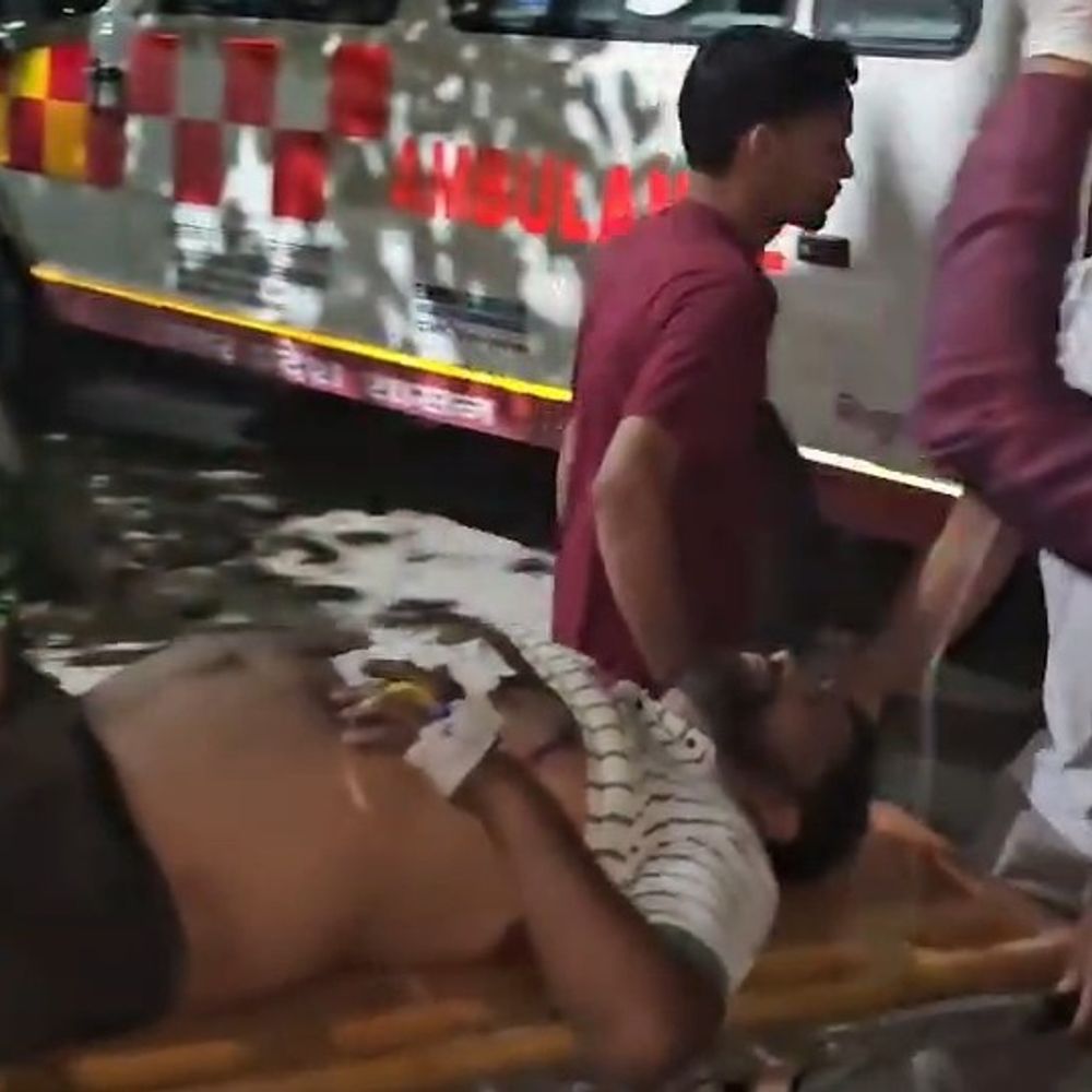 बड़े भाई ने छोटे भाई को मारी 3 गोलियां:युवक गंभीर घायल, जिला अस्पताल रेफर, शराब पीने के दौरान विवाद