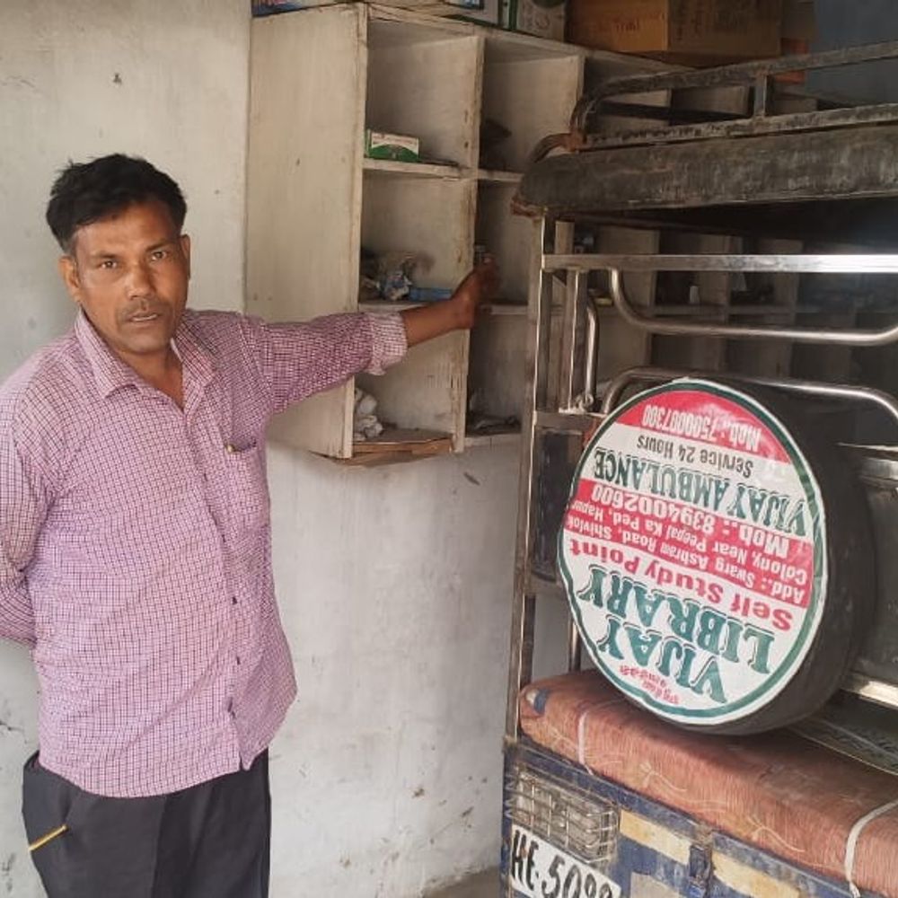 हापुड़ में 6 दुकानों में चोरी, CCTV की तलाश:इन्वर्टर, बैटरी, पंखा और एक हजार रुपये के सिक्के समेत लाखों का सामान गायब