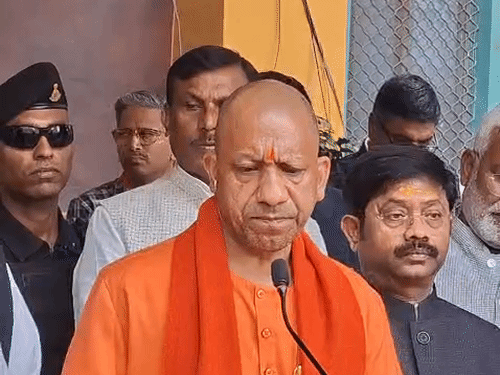 
                 CM ने की “स्कूल चलो अभियान” की शुरूआत:वाराणसी में 2 दिवसीय दौरे पर पहुंचे थे योगी, काशी विश्वनाथ का दर्शन भी किए 
            