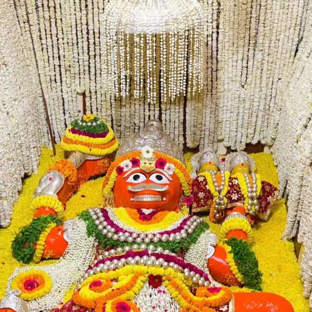 श्री बड़े हनुमान मंदिर में दिन भर भक्तों की कतार:हनुमान जी का किया गया विशेष श्रृंगार, भजन संध्या का हुआ आयोजन