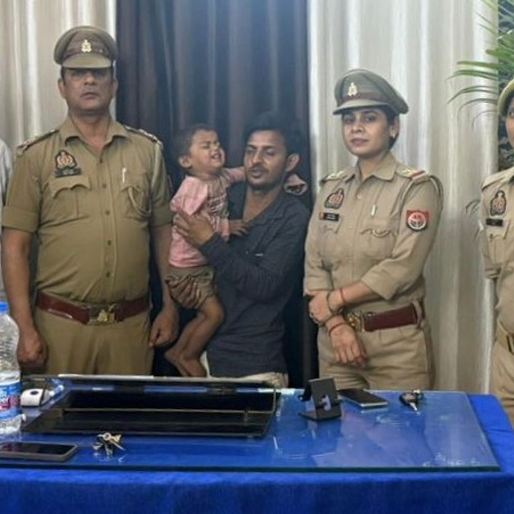 गाजियाबाद से बच्ची चोरी कर गोमती एक्सप्रेस में चढ़ा:अलीगढ़ रेलवे स्टेशन पर देर रात जीआरपी ने किया गिरफ्तार, यात्री ने की थी कॉल