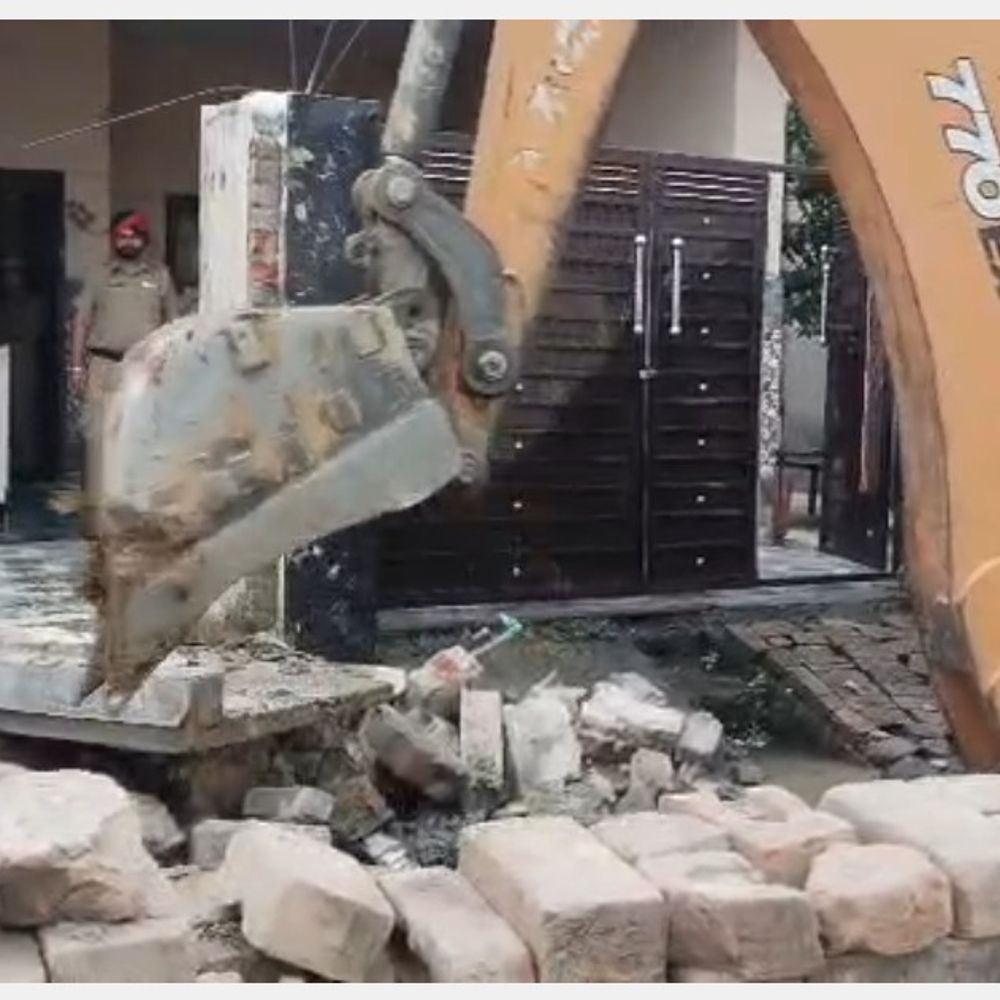 कपूरथला में अवैध निर्माण पर चला प्रशासन का बुलडोजर:  जेसीबी से गिराए गए दो मकान, पंचायत की जमीन पर बनाया था, बीडीपीओ की कार्रवाई – Kapurthala News