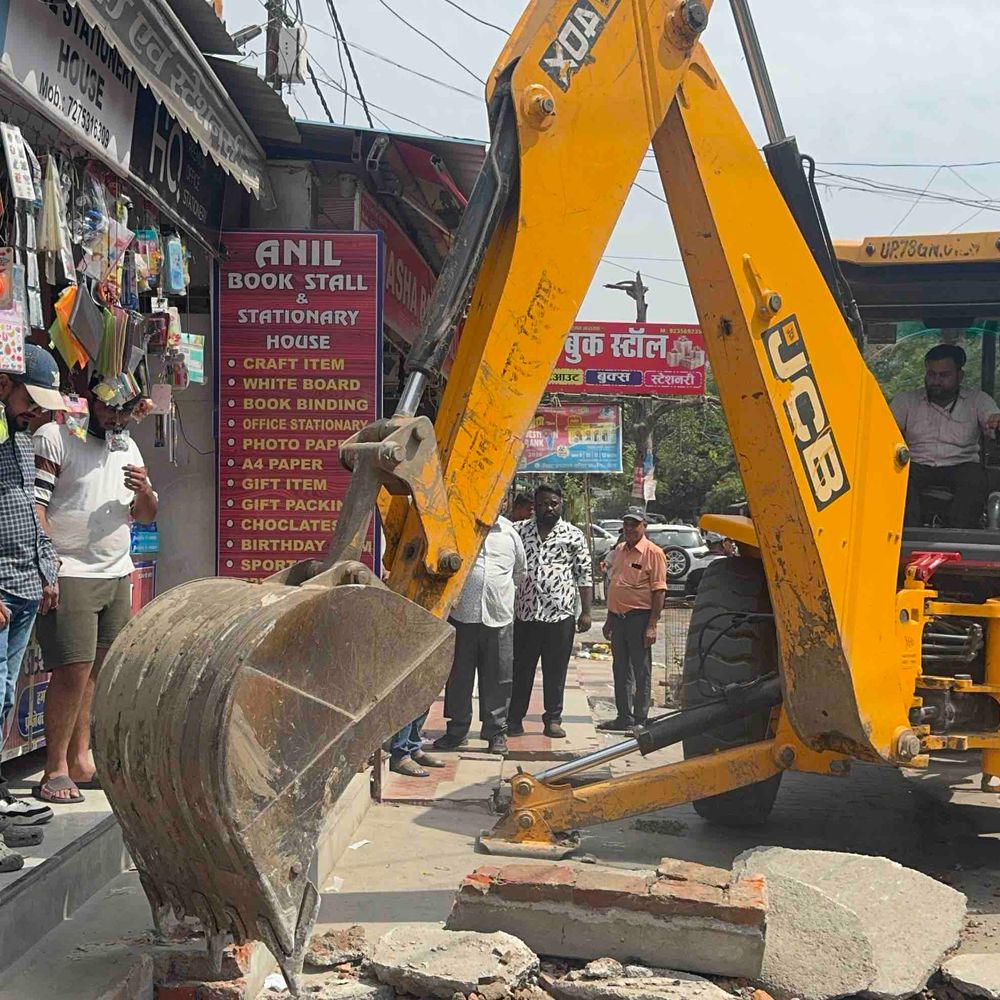 कानपुर के कृष्णा नगर में अतिक्रमण पर चला बुलडोजर:12 से अधिक दुकानों पर कार्रवाई, दुकानदार बोले- बिना नोटिस तोड़ी दुकानें