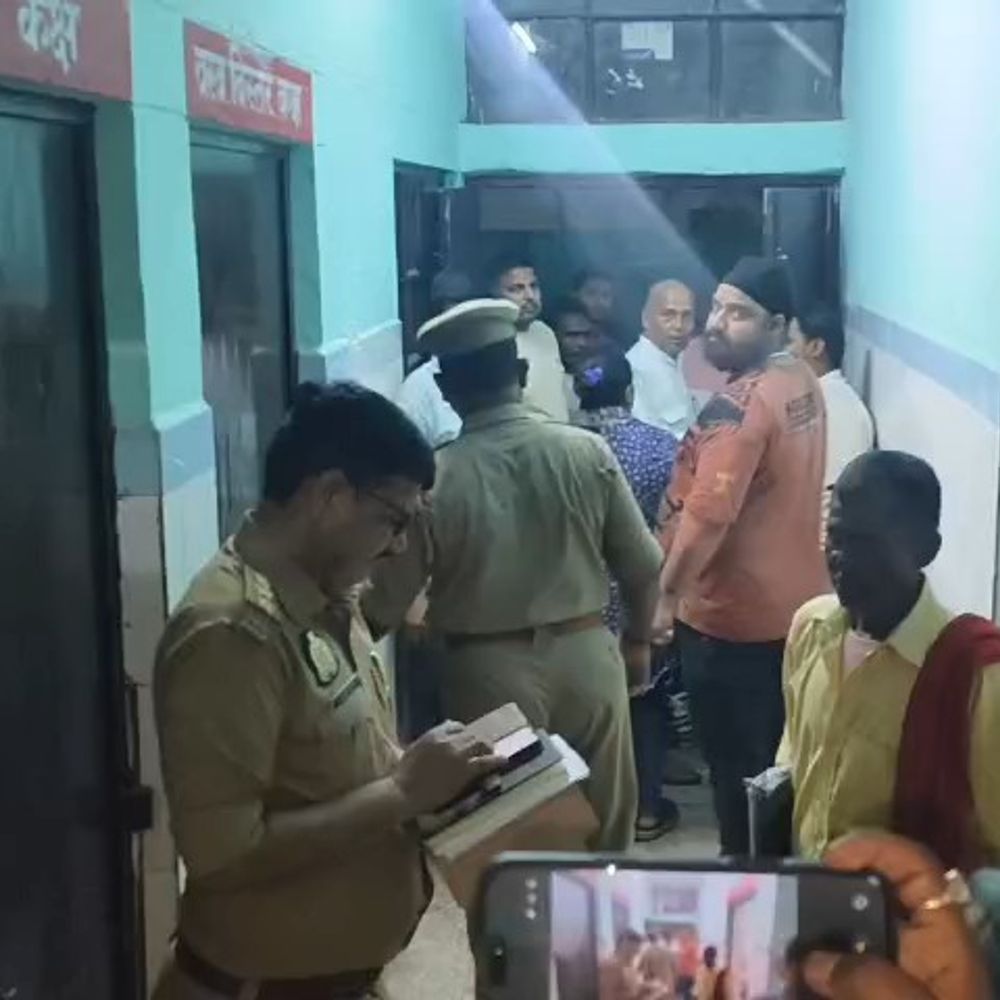 आंधी से पेड़ गिरा, मंदिर से गई महिला की मौत:हादसे में दो बाइक सवार घायल, सामुदायिक स्वास्थ्य केंद्र में भर्ती