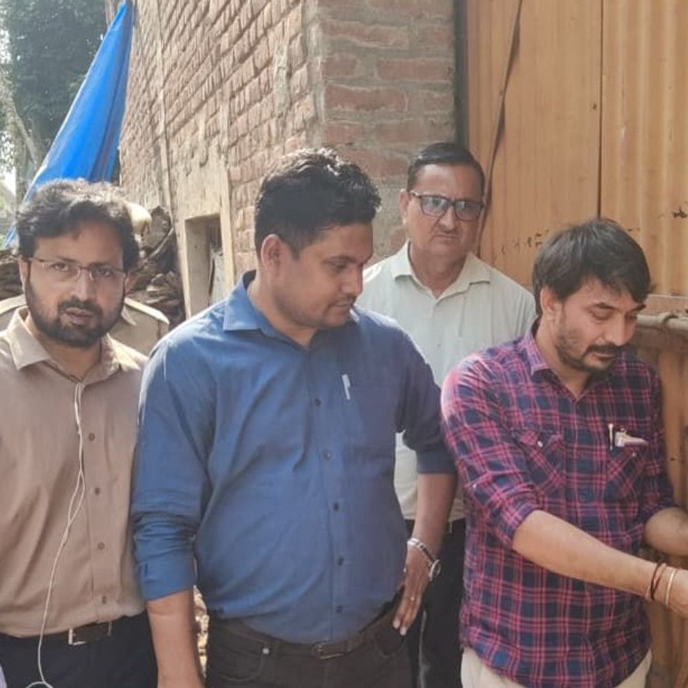 हापुड़ में 9 औद्योगिक इकाइयों पर छापेमारी:नीम लेपित यूरिया के दुरुपयोग पर एक फैक्ट्री सील