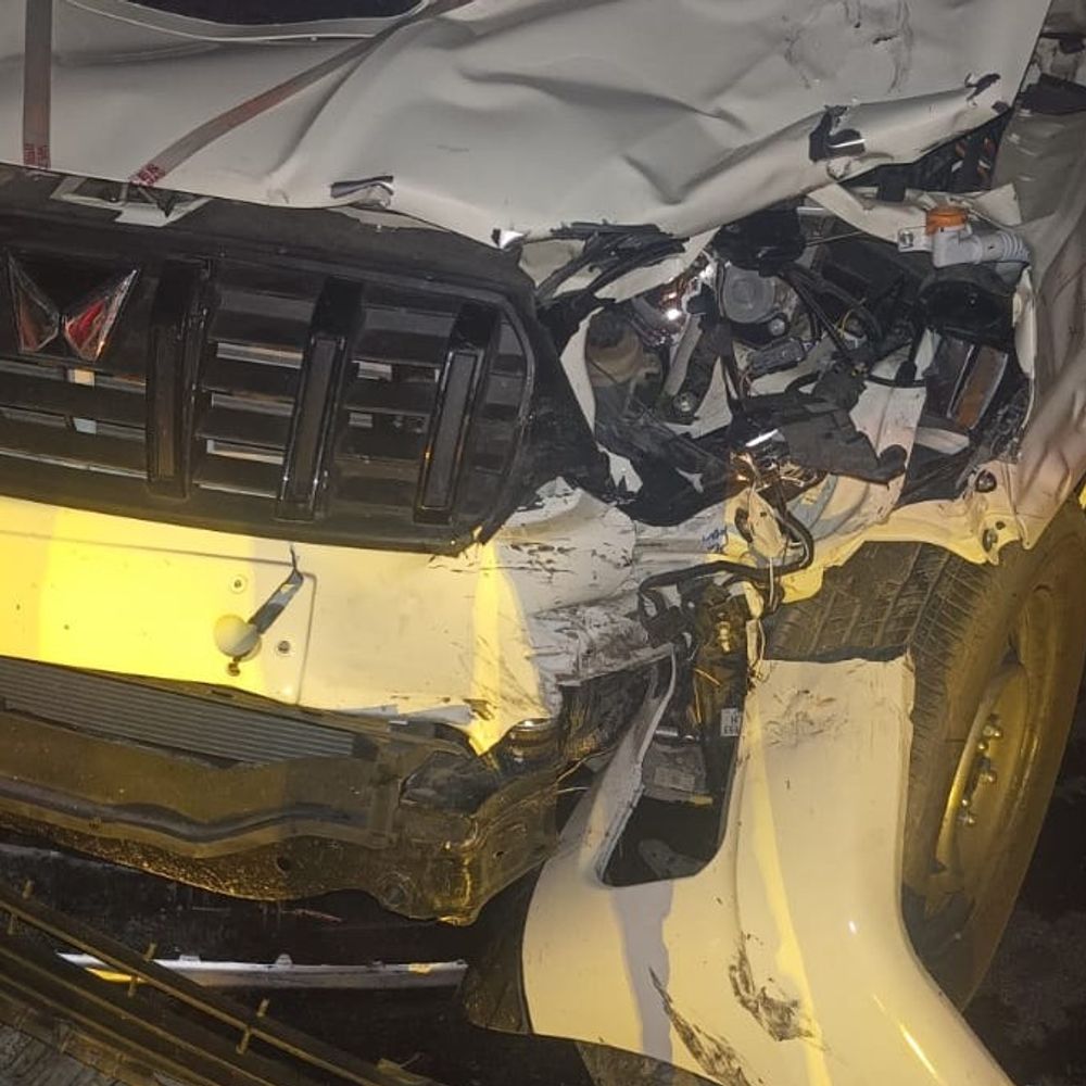 देवरिया में सड़क हादसे में युवक की मौत:शादी का कार्ड बांटकर लौट रहे दो युवकों की बाइक स्कॉर्पियो-टेंपो से भिड़ी, दूसरा गंभीर