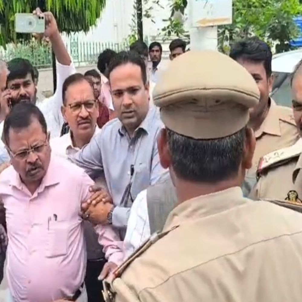 KGMU- कुलपति का पुतला फूंकने पहुंचे प्रदर्शनकारियों से भिड़े डॉक्टर:गरमाया माहौल, पुलिस को करना पड़ा बल प्रयोग